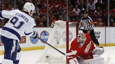 Steven Stamkos z Tampa Bay střílí na branku Petra Mrázka z Detroitu. Steven Stamkos z Tampa Bay střílí na branku Petra Mrázka z Detroitu.
