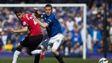 James McCarthy (vpravo) z Evertonu má k míéi blí  ne Ander Herrera z...