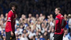 Marouane Fellaini (vlevo) a Wayne Rooney z Manchesteru United zahajují druhý...