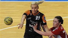 Simona Szarková (vlevo) z Mostu útočí a Kateřina Keclíková ze Slavie brání. Simona Szarková (vlevo) z Mostu útočí a Kateřina Keclíková ze Slavie brání.