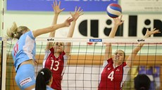 Tatsiana Markevičová z Prostějova (vlevo) smečuje, za sítí hráčky Olympu... Tatsiana Markevičová z Prostějova (vlevo) smečuje, za sítí hráčky Olympu...