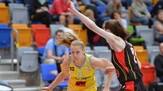 Kateřina Elhotová z USK Praha (vlevo) a Anna Hrušková z Hradce Králové v... Kateřina Elhotová z USK Praha (vlevo) a Anna Hrušková z Hradce Králové v...