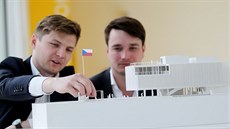 Michal Krištof (vlevo) a Ondřej Chybík ukázali model svého pavilonu pro Expo... Michal Krištof (vlevo) a Ondřej Chybík ukázali model svého pavilonu pro Expo...
