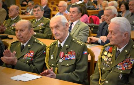Plukovník Antonín Bukový (na snímku uprosted) s dalími válenými veterány...