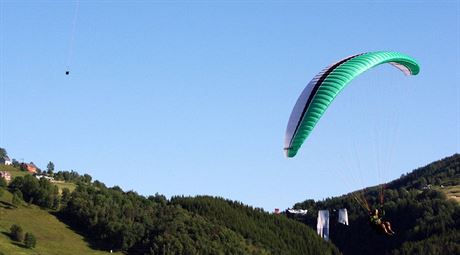 Mezi obcemi Tuapy a Prusinkovice na Holeovsku se v pátek veer tce zranil pilot motorového paraglidu. Ilustraní foto