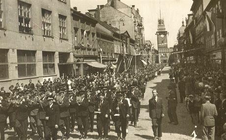 V kvtnu 1945 se poádal v centru Pardubic slavnostní pochod za úasti...