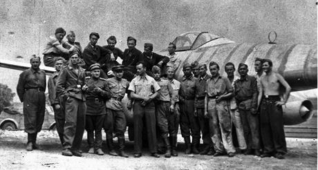 Na snímku z ervna 1945 stojí u Me 262 Schwalbe sovttí a eskosloventí...