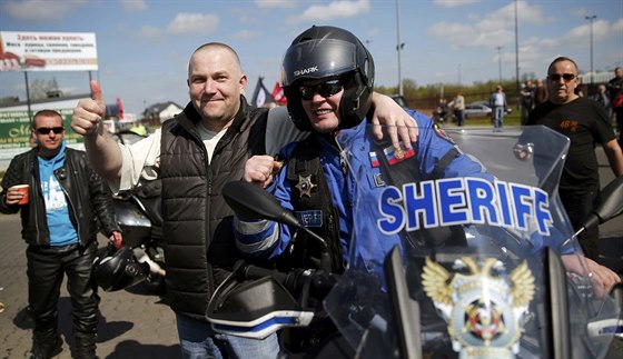 Ruský motorká po pejezdu hranic EU v Terespolu s polským píznivcem Noních...