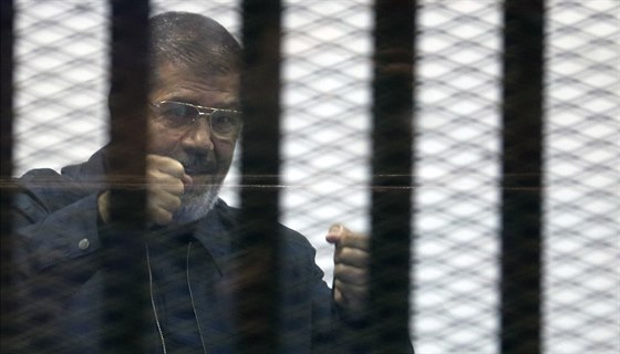 Sesazený egyptský prezident Muhammad Mursí u soudu v Káhie (28. dubna 2015).