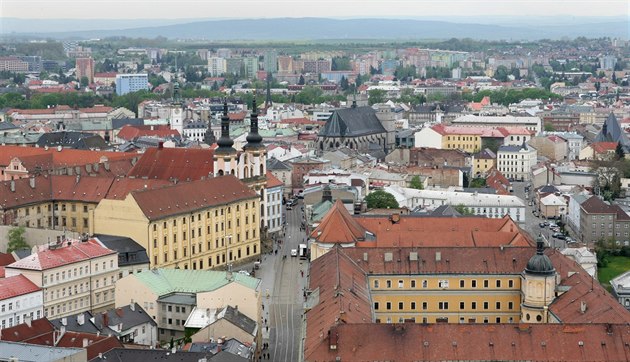 Pohled na olomoucká Hanácká kasárna, Kostel Panny Marie Snné se dvma vemi...