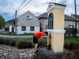 Jet ped vbhem se posiluji osvujc vodou na nvsi.