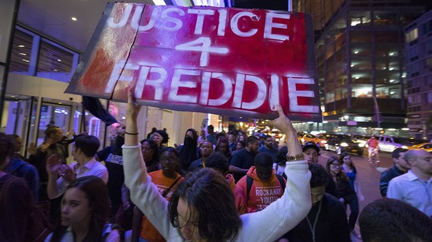 spravedlnost pro Frediieho. Demonstranti poadovali zvl᚝ spravedlnost po smrti ernoskho mladka Freddieho Graye, kter nedvno v Baltimoru zemel v dsledku zrann pi zatkn.(30. dubna 2015)