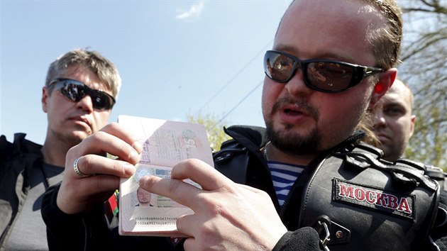 len Nonch vlk ukazuje svj cestovn pas, kde mu bylo odebrno schengensk vzum (27. dubna 2015).