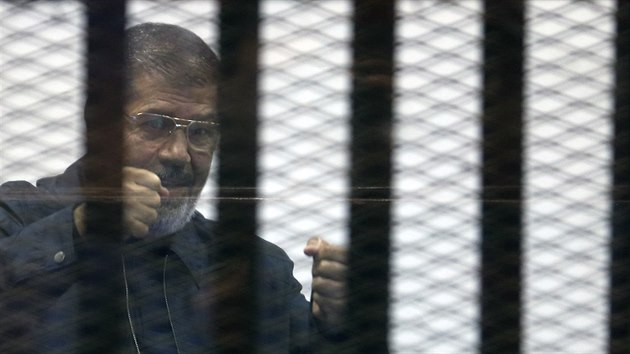 Sesazen egyptsk prezident Muhammad Murs u soudu v Khie (28. dubna 2015).