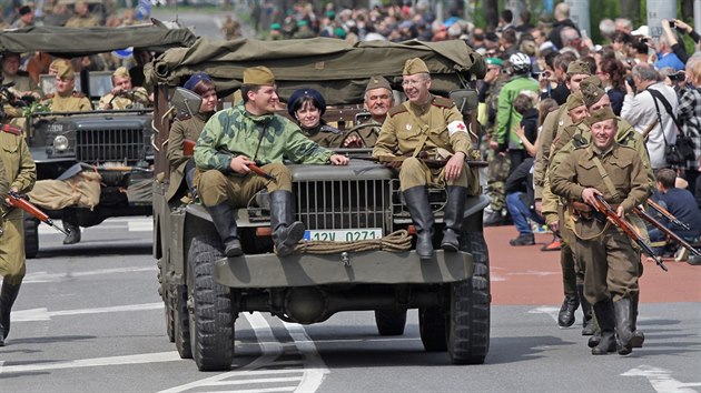 Ostrava oslavuje konec 2. svtov vlky. Mstem projel konvoj dobov bojov techniky. (30. dubna 2015)