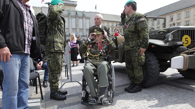 Vojci vzdvaj  hold vlenmu veternovi, tankistovi Mikuli Konickmu. (30. dubna 2015)