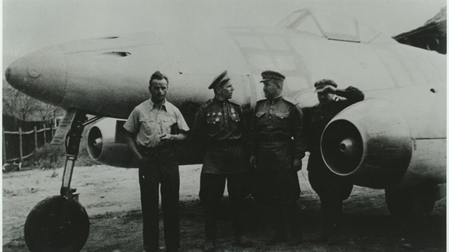 Na snmku z ervna 1945 stoj Me 262 Schwalbe. Tento letoun pozdji pouvalo i eskoslovensk letectvo.