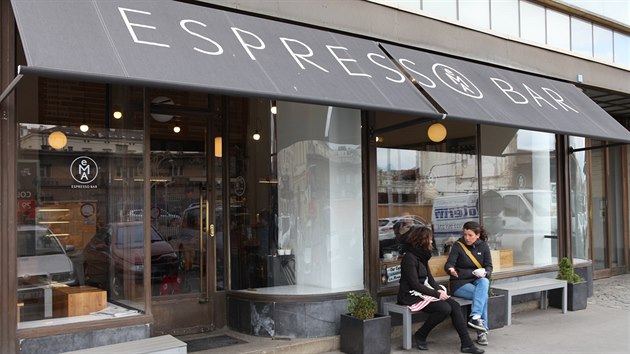 Espresso bar Ema jen pr krok od praskho Masarykova ndra zskal v loskm roce titul nejlep kavrny.