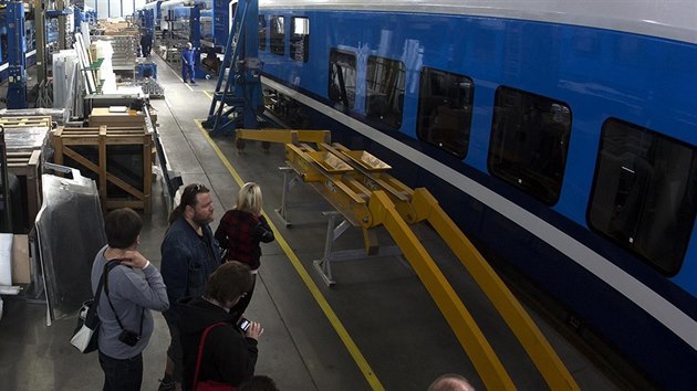 Zstupci spolenosti koda Transportation pedstavili 29. dubna v Ostrav nov vlak eskch drah s nzvem InterPanter. Na snmku mont novho vozu ve ...
