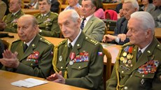 Plukovník Antonín Bukový (na snímku uprostřed) s dalšími válečnými veterány... Plukovník Antonín Bukový (na snímku uprostřed) s dalšími válečnými veterány...