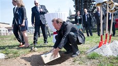 Majitel filmy Bernhard Rustige ukládá do země krabici, v níž je stavební... Majitel filmy Bernhard Rustige ukládá do země krabici, v níž je stavební...