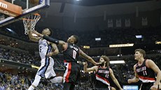 Courtney Lee z Memphisu zakončuje úspěšně akci na koš Portlandu. Zabránit se mu... Courtney Lee z Memphisu zakončuje úspěšně akci na koš Portlandu. Zabránit se mu...
