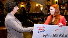 Výherní šek na 100 000 korun převzala maminka Marka Svobody Výherní šek na 100 000 korun převzala maminka Marka Svobody