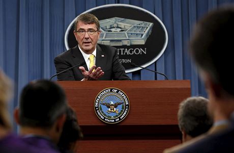 Americký ministr obrany Ashton Carter oznamuje, e USA zaaly cviit bojovníky...