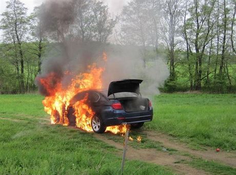 Zapálené auto. Ilustraní foto