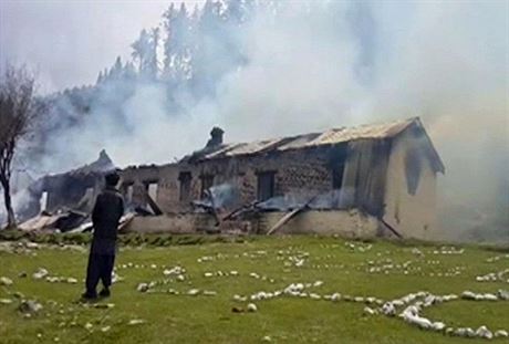 Vojenský vrtulník pi nouzovém pistání na severovýchod Pákistánu narazil do...