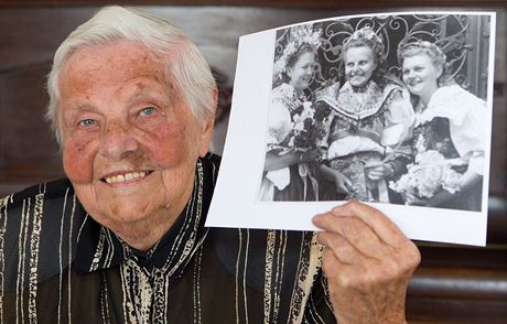 Anna Bahníková s fotkou, kterou jí roky po válce poslal plukovník Rumjancev. Na...
