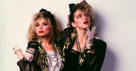 Madonna (vpravo) a americká hereka Rosanna Arquette pózují pro plakát filmu...