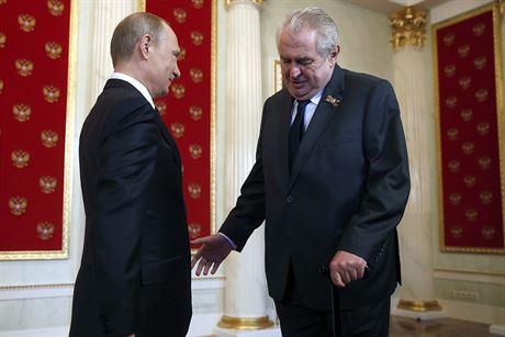 Ruský prezident Vladimir Putin se ped zahájením vojenské pehlídky vítá s...