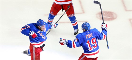 VÍTZNÁ EUFORIE. Hokejisté Rangers Ryan McDonagh (vlevo) a Jesper Fast slaví...