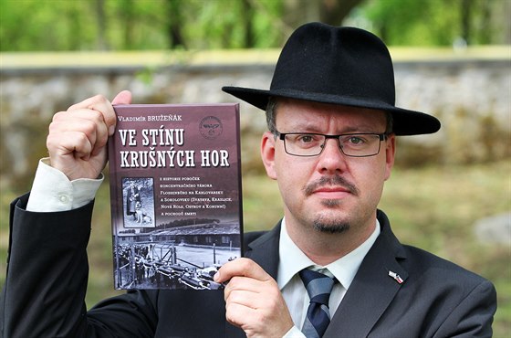 Sokolovský historik Vladimír Brueák zachytil ve své knize Ve stínu Kruných...