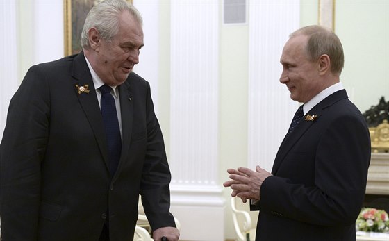 eský prezident Milo Zeman hovoí s ruským prezidentem Vladimirem Putinem...