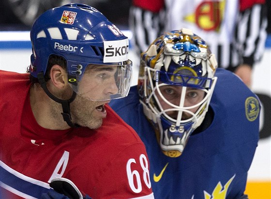 VIDÍM T. védský branká Jhonas Enroth si Jaromíra Jágra bedliv hlídá.