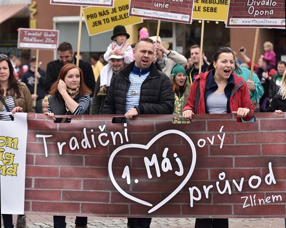 Prvomájový prvod pipomnl 70 let starou tradici, kterou zaloil Tomá Baa...