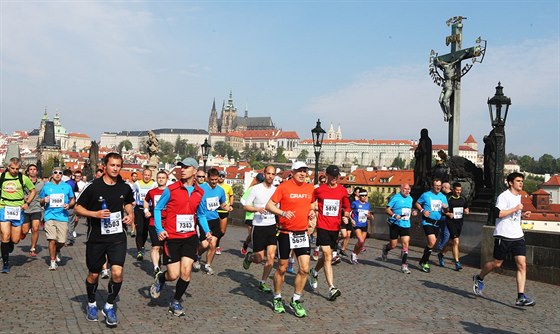 Závodu na 42,195 kilometru se v ulicích Prahy zúastnilo zhruba deset tisíc...
