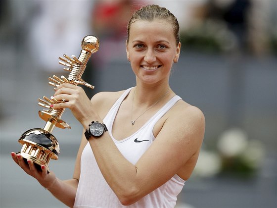 Petra Kvitová s trofejí pro ampionku turnaje v Madridu.