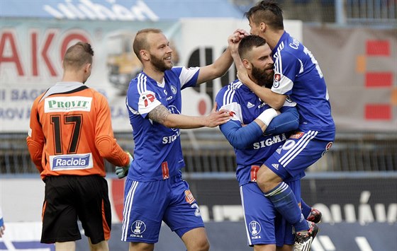 Olomoutí fotbalisté slaví gól do sít Zlína.