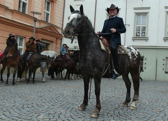 Knz Zbigniew Czendlik se pedstavil také jako svátení jezdec na koni.