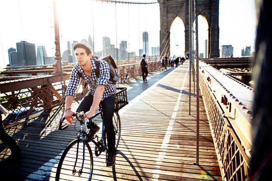 Tento výhled zaívají cyklisté v New Yorku na Brooklynském most