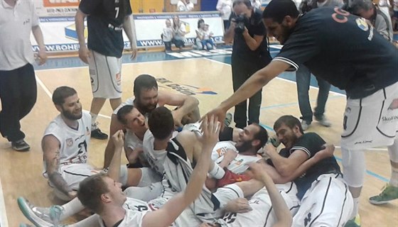 Oslavy postupu basketbalist Dína byly velkolepé