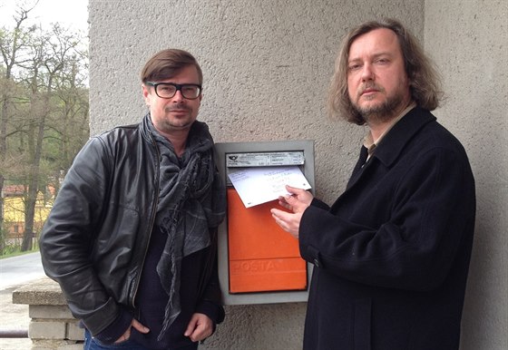Spisovatelé Igor Malijevský (vpravo) a Jaroslav Rudi posílají dopis Vladimiru...
