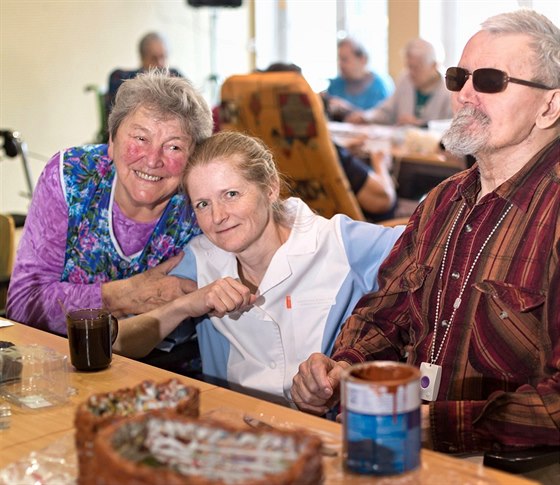 Vítzka jihoeské Ceny  Stanislava Konerová mezi klienty v domov pro seniory...