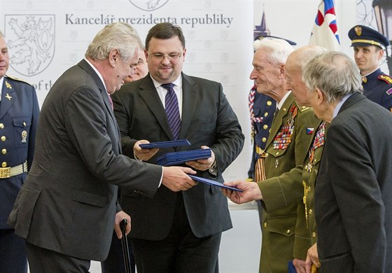 Prezident Milo Zeman (druhý zleva) se setkal 8. kvtna na vojenském letiti...