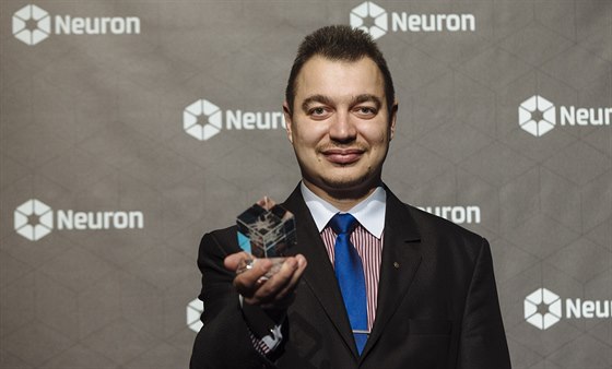 Docent Jaroslav Hrabák s cenou Neuron pro vdce do 40 let