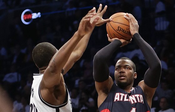 Paul Millsap z Atlanty stílí v utkání proti Brooklynu.