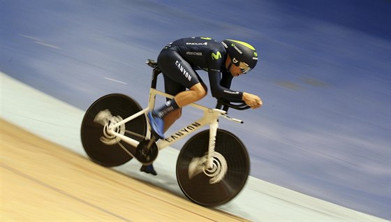 Alex Dowsett pi pekonání svtového rekordu v hodinovce na velodromu v...